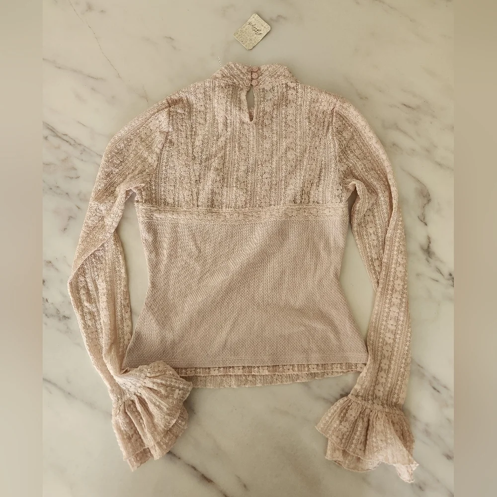 NWT Free People Mina Long sleeve lace top. Ruffle sleeves. Soft‎ pink